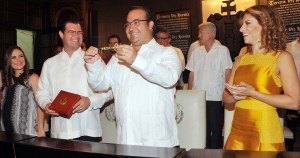 Javier Duarte recibió las llaves de la ciudad de Veracruz, desde las manos de su alcalde Ramón Poo.