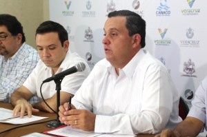 “Los turistas aseguran volver a Veracruz porque es atractivo, diverso, fecundo en acervos; porque es lugar idóneo, seguro y confiable para el esparcimiento y descanso; por la generosidad y trato fraternal que reciben en la prestación de servicios y por el carácter amistoso y hospitalario de los veracruzanos”, aseguró el secretario de Turismo y Cultura, Harry Grappa Guzmán.