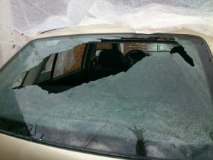 Los parabrisas de carros resultaron destruidos por la granizada.