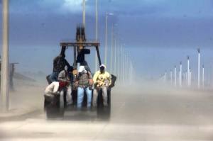 La principal arteria, el malecón costero, presenta bancos de arena y médanos por la intrusión de las dunas costeras (Imagen Gladys Collado)