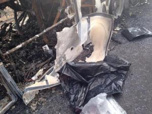 En bolsas negras sacaron los restos desde el lugar de la tragedia.