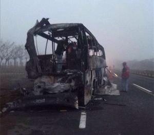 Completamente calcinado quedó la unidad, luego del choque.