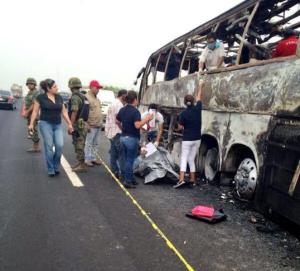 Los sobrevivientes relatan haber escapado por una ventila en el techo del camión, pero ninguno de los otros 36 pasajeros pudo salir. Nadie intentó escapar rompiendo las ventanillas.