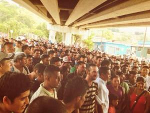 Más de mil indocumentados centroamericanos esperan diálogo con Gobernador.