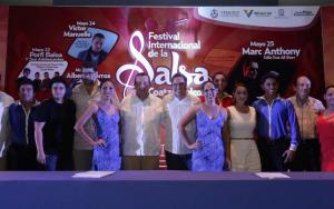 El titular de la Secretaría de Turismo, Harry Grappa; con el alcalde Joaquín Caballero, durante la presentación del magno evento.