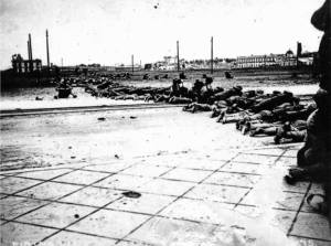 Avance de los invasores por el Malecón. A lo lejos se alcanza a ver el Baluarte de Santiago.