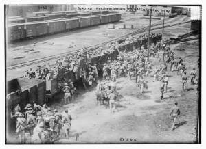 Marines durante el desembarco enfrente de la Estación Terminal y haciendo uso de los carros del ferrocarril nacional.
