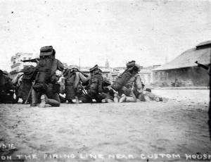 Avance de las fuerzas americanas por el malecón hacia el centro de la ciudad. 