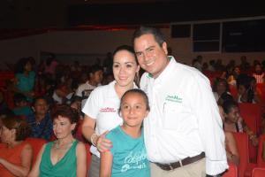 El alcalde Joaquín Caballero y la primera dama del DIF municipal, Cristina Cházaro de Caballero, iluminaron los rostros de muchos niños con sonrisas.