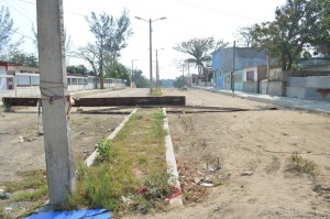 Obras Públicas del Ayuntamiento bloqueó la avenida con unas láminas para que la obra negra no sufriera más daños.