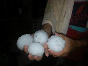 Una fuerte granizada esta tarde en Xalapa ocasiona afectaciones en casas y automovilistas. Las bola de hielo son de gran tamaño, de una bola de billar casi.