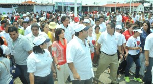 El Gobernador Javier Duarte recorre las instalaciones de la Expoferia junto con el alcalde Joaquín Caballero.