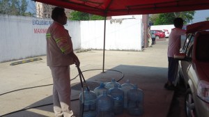 Si no tiene agua, recurra a las instalaciones de CMAS para que le llenen sus tambos. Sigue tomada el Yuribia.