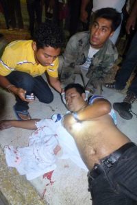 Mientras llegaba la Cruz Roja, los vecinos ni el Mando Unico sabían cómo atenderlo de sus heridas.