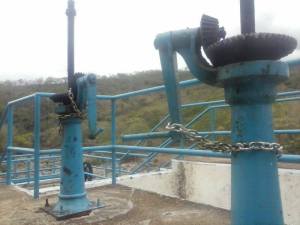 Fuerzas de Seguridad Pública Estatal rompieron las soldaduras de las cadenas, que los ejidatarios hicieron para que las válvulas no permitieran el flujo del agua hacia Coatzacoalcos.