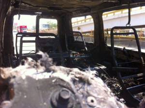 El vehículo quedó calcinado por completo. (Fototeca)