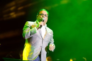 El salsero Gilberto Santarosa, cautivó al público.