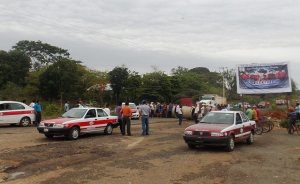 Ejidatarios de Tatahuicapan bloquean accesos carreteros hacia la sierra.