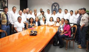 Los nuevos funcionarios electos con el Cabildo de Coatzacoalcos.