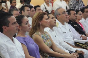 El alcalde Joaquín Caballero con su esposa Cristina Cházaro de Caballero y la presidenta del DIF estatal, Karime Macías de Duarte.
