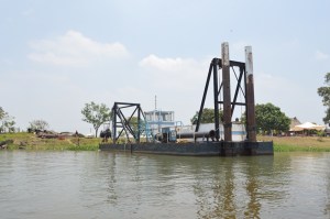 .- Los trabajadores reciben su pago, a pesar que no realizan ningún dragado debido a que la CNA no le ha pagado a la empresa LIPSA.