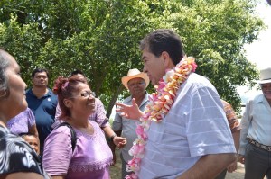 A su llegada a Capoacán, los campesinos le pusieron un collar de flores y pétalos de rosas.