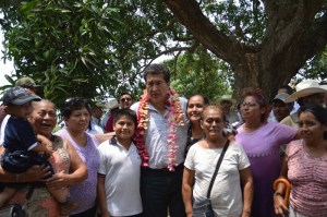 El Senador Héctor Yunes con comerciantes y campesinos de Capoacán y Minatitlán, en su recibimiento.