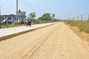 La constructora solo puso una capa de pavimento en un kilómetro y ¡solo un carril!; cuando debiera ser concreto hidráulico en 5 km. 