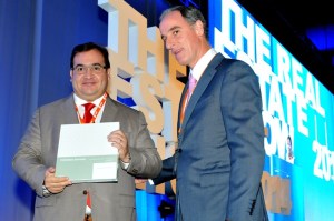 El Gobernador recibe reconocimiento por parte de la Asociación de Desarrolladores Inmobiliarios.