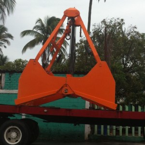 En total son 4 almejas para carga, con capacidad de pesos de 6 toneladas cada una.