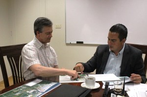 Se reúne Gerardo Buganza, de SIOP del Gobierno Estatal y el alcalde Joaquín Caballero.