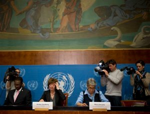 Kirsten Sandberg (centro) presidenta del comité de la ONU sobre los derechos de los niños, Maria Herczog (derecha) y Benyam Mezmur (izquierda) durante la presentación del informe sobre la forma en que el Vaticano ha puesto en práctica las disposiciones de la Convención sobre los Derechos de los Niños el miércoles 5 de febero de 2014. (Foto de AP/Anja Niedringhaus)
