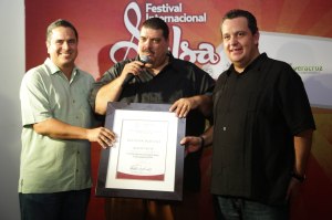 El presidente de Coatzacoalcos, Joaquín Caballero y el titular de la Sectur, Harry Grappa, brindaron un reconocimiento oficial a uno de los máximos cantantes del género, Maelo Ruiz, quien conquistó anoche a todo su público con estupenda música.