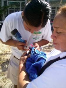 Las aves son marcadas para su identificación, antes de la liberación.