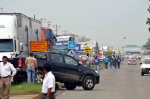 Los automovilistas se desesperaban, mejor se atravesaron los arriates.