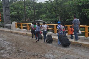 Los que deseaban entrar a Coatzacoalcos a la central optaron por bajarse del camión y caminar.