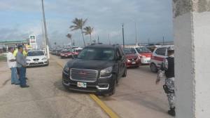 La camioneta negra GMC quedó impactadas, sobre la banqueta tras la colisión.