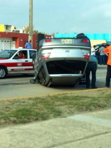 La camioneta Mitsubishi tripulada por una mujer quedó volcada sobre el malecón costero.
