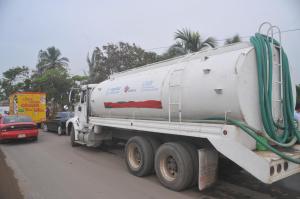 Las pipas de agua no podían llegar a su destino por el cierre carretero.