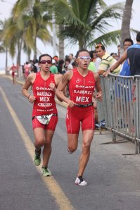 os triatletas mexicanos Adriana Barraza e Irving Pérez se ubicaron este sábado en el primer y tercer lugar, respectivamente, en el Campeonato Panamericano efectuado en Dallas, Texas, que ganara el veracruzano Crisanto Grajales.