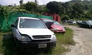 En el taller clandestino fueron asegurados 26 vehículos semidesmantelados.