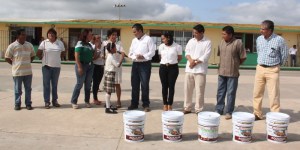 Entregó equipamiento a los planteles escolares.