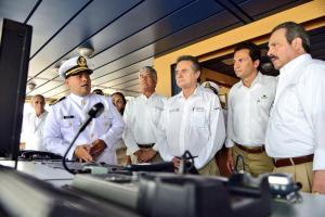 Autoridades de Pemex y de la Sener durante el recorrido al interior del Kukulcán.