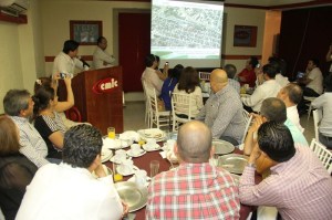 El Secretario de Obras Públicas, Fernando Ramos, presenta el proyecto de obras al sector privado constructor de la CMIC.