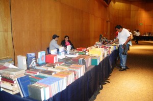 Editoras de libros como de la UV, Porrúa, Trillas y editoriales académicas exponen su oferta de libros en esta Feria.
