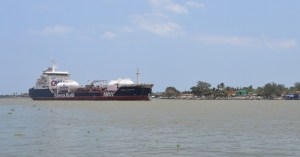 Mueven combustóleos hacia Dos Bocas.