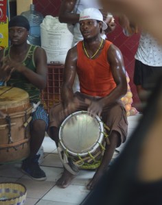 Mediante congas, festejan los resultados de Honduras y la participación de México dentro la copa.