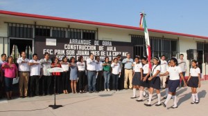 Estuvieron presentes regidores de la comuna porteña; el Tesorero municipal, Alfonso Morales Bustamante; el secretario de Obras Públicas, Fernando Ramos Torres; la diputada federal, Patricia Peña Recio; directores de los planteles educativos y autoridades del rubro educativo.