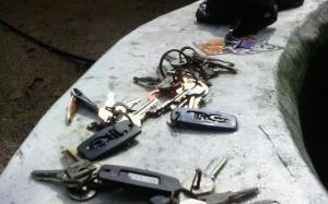 Juego de múltiples llaves, entre los objetos abandonados.