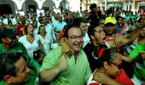  Centenares de aficionados congregados en los portales se sumaron a la pasión por el Mundial y al igual que el mandatario estatal para apoyar a la selección mexicana.